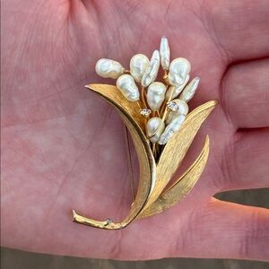 Vintage gold tone brooch with pearls and rhinestones